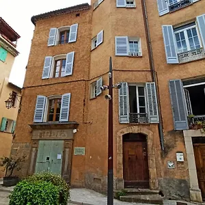 https://la-maison-des-artistes-cotignac.fr-provencehotel.com